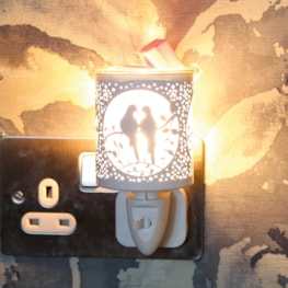 Wax Melter Plug In - White & Gold Silhouette Doves 13cm Wax Melter Plug In - White & Gold Silhouette Doves 13cm